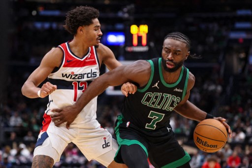 Tatum mencetak 25 poin dan 11 rebound dalam 29 menit, sementara Brown menjadi pencetak skor terbanyak untuk Celtics dengan 27 poin dalam laga tandang pertama mereka musim ini.