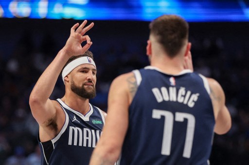 Luka Doncic tampil gemilang dengan mencetak 28 poin dan 10 rebound, diikuti pemain anyar Klay Thompson menyumbangkan 22 poin untuk membawa Dallas Mavericks meraih kemenangan 120-109 atas San Antonio Spurs.