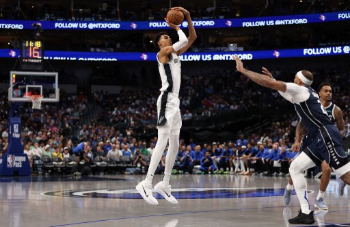 Bintang muda Victor Wembanyama yang memasuki tahun keduanya bersama Spurs belum menunjukkan performa maksimal. Pemain asal Prancis tersebut hanya berhasil memasukkan 5 dari 18 percobaan tembakannya dari lapangan, meskipun tetap mencatatkan 17 poin. 