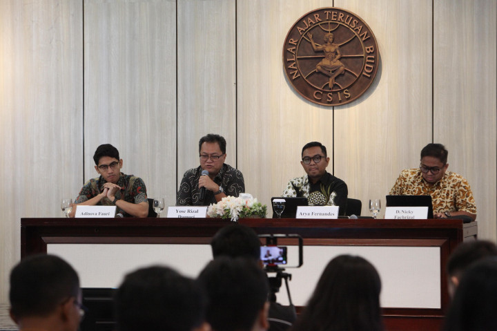 Ketua Departemen Politik dan Perubahan Sosial Centre for Strategic and International Studies (CSIS) Arya Fernandes menyebut koalisi pendukung pemerintahan Presiden Prabowo Subianto dan Wakil Presiden Gibran Rakabuming Raka tidak gemuk bila dibandingkan dua presiden sebelumnya.