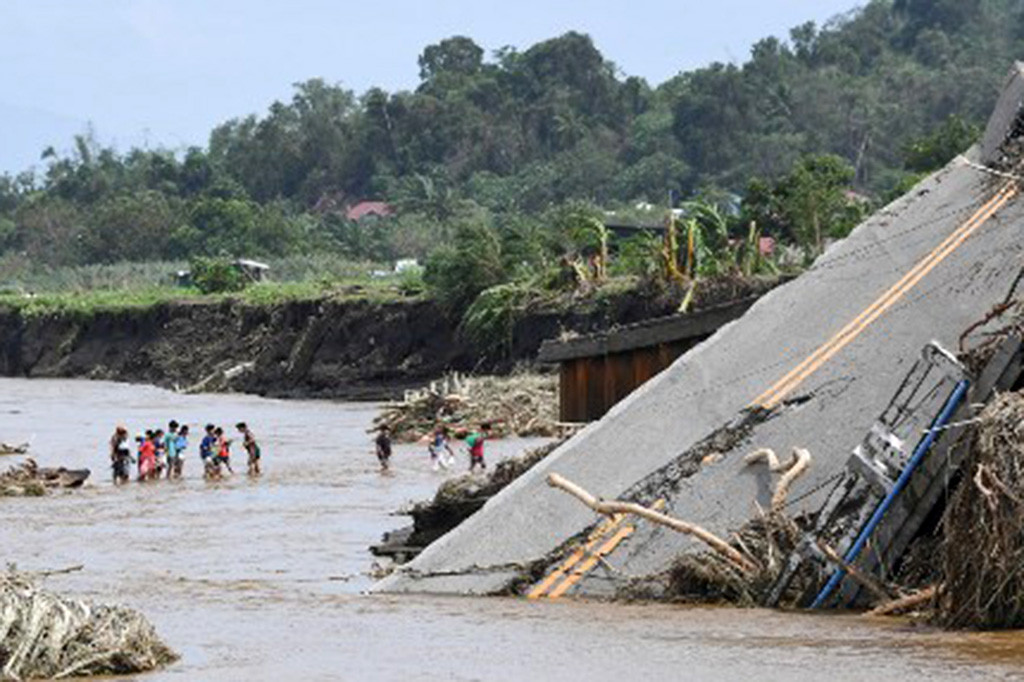Badai tropis Trami, yang dikenal sebagai Kristine menghantam wilayah Filipina dengan hujan lebat dan angin kencang. Wilayah di selatan Manila mengalami kerusakan parah saat badai bergerak melewati negara kepulauan itu menuju Laut China Selatan. 