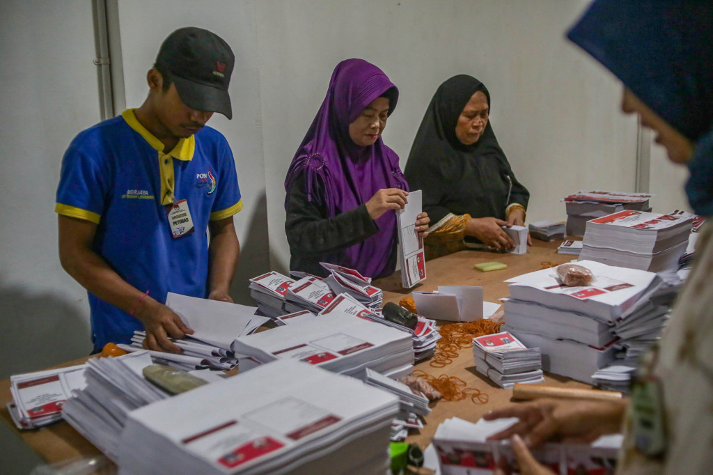 Komisi Pemilihan Umum Jakarta Pusat menemukan 54 lembar surat suara yang cacat pada hari ketiga pelaksanaan sortir lipat surat suara Pemilihan Kepala Daerah (Pilkada) Jakarta 2024.  