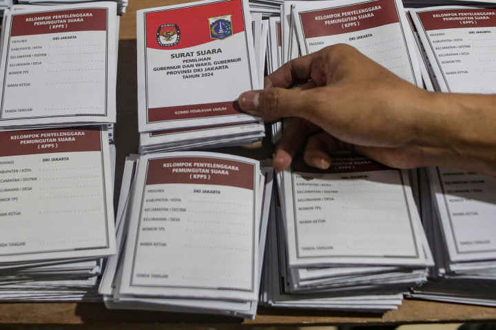Surat suara yang ditemukan cacat itu pun didata dan pada hari yang sama segera dilaporkan ke pihak Komisi Pemilihan Umum (KPU) DKI Jakarta oleh operator penerima laporan.