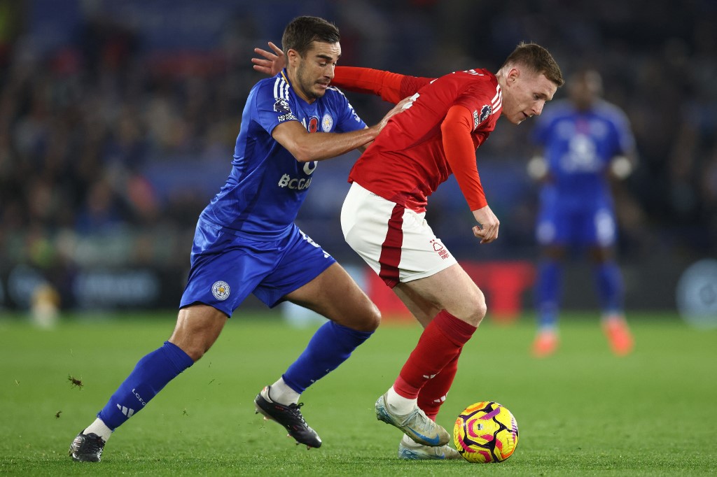 Tuan rumah merespons cepat lewat aksi James Vardy pada menit ke-23 yang meneruskan umpan Harry Winks. Skor 1-1 bertahan hingga turun minum.