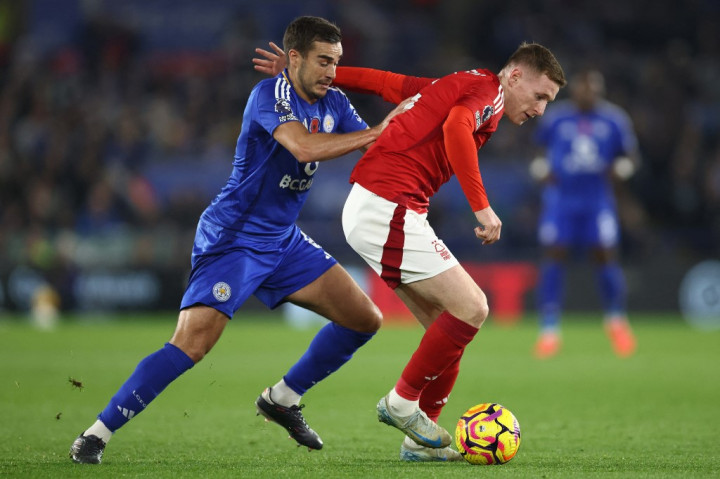 Tuan rumah merespons cepat lewat aksi James Vardy pada menit ke-23 yang meneruskan umpan Harry Winks. Skor 1-1 bertahan hingga turun minum.