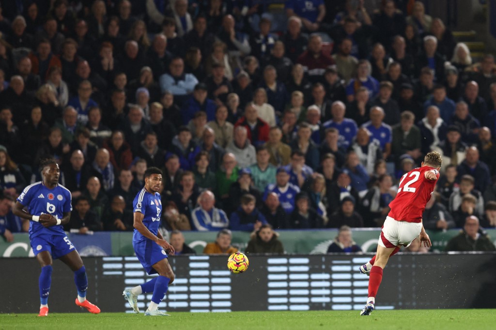 Babak pertama menit ke-16, Forest unggul lebih dulu lewat gol yang dicetak Ryan Yates. Memanfaatkan halauan bola tak sempurna pemain belakang Leicester, gelandang Forest itu melepaskan sepakan keras menjebol gawang Mads Hermensen.