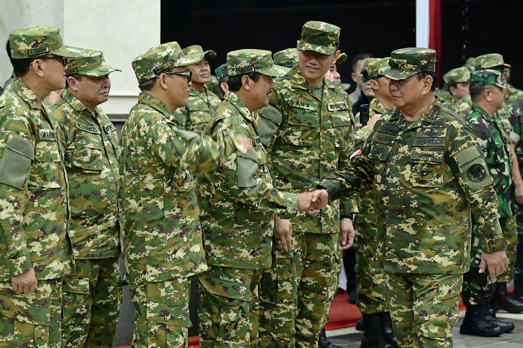 Presiden Prabowo Subianto memimpin prosesi Upacara Parade Senja yang dihadiri anggota Kabinet Merah Putih beserta 1.200 taruna Akademi Militer (Akmil) dari empat matra di Lapangan Pancasila kompleks Akmil Magelang, Jawa Tengah, Jumat, 25 Oktober 2024 sore.
