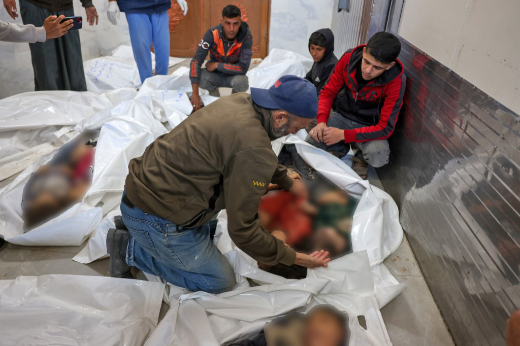 Pasukan Israel menyerbu Rumah Sakit Kamal Adwan di Gaza utara, menewaskan pasien anak dan melukai petugas medis, kantor berita WAFA melaporkan pada Jumat, 25 Oktober 2024.