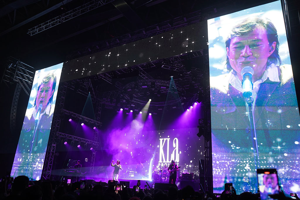 Kolaborasi antara KLa Corporation dengan Kestone CLE Indonesia itu menampilkan Katon Bagaskara (vokal), Lilo (gitar), dan Adi Adrian (piano) di depan para KLanese (sebutan penggemar KLa Project) untuk melintasi waktu melalui tembang-tembang populernya.