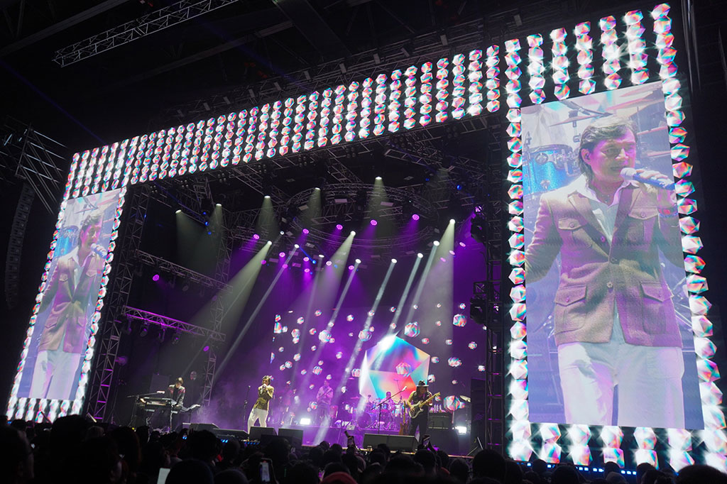 Dalam konser ini terdapat lagu baru yang dibawakan sebagai bentuk bahwa KLa masih tetap berkarya hingga saat ini. Lagu itu berjudul Tak Usah Mengejar Cinta.