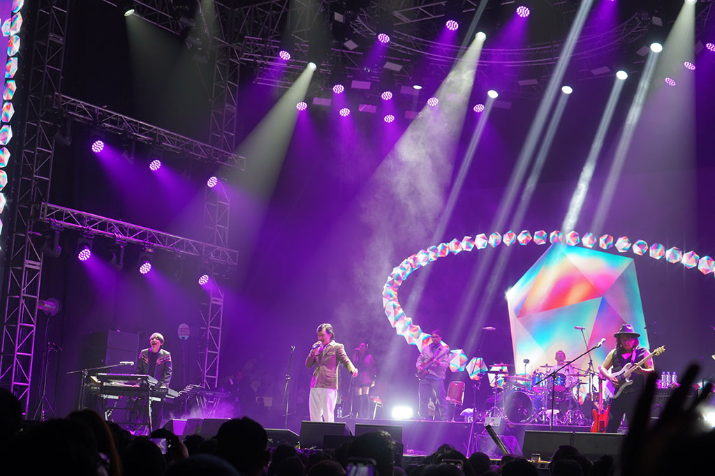 KLa Project membagi penampilannya menjadi dua bagian, pertama dengan 20 lagu yang dibawakan di atas panggung besar utama, sedangkan 3 lagu dibawakan dengan lebih intimate di atas panggung kecil yang berada di tengah-tengah penonton.