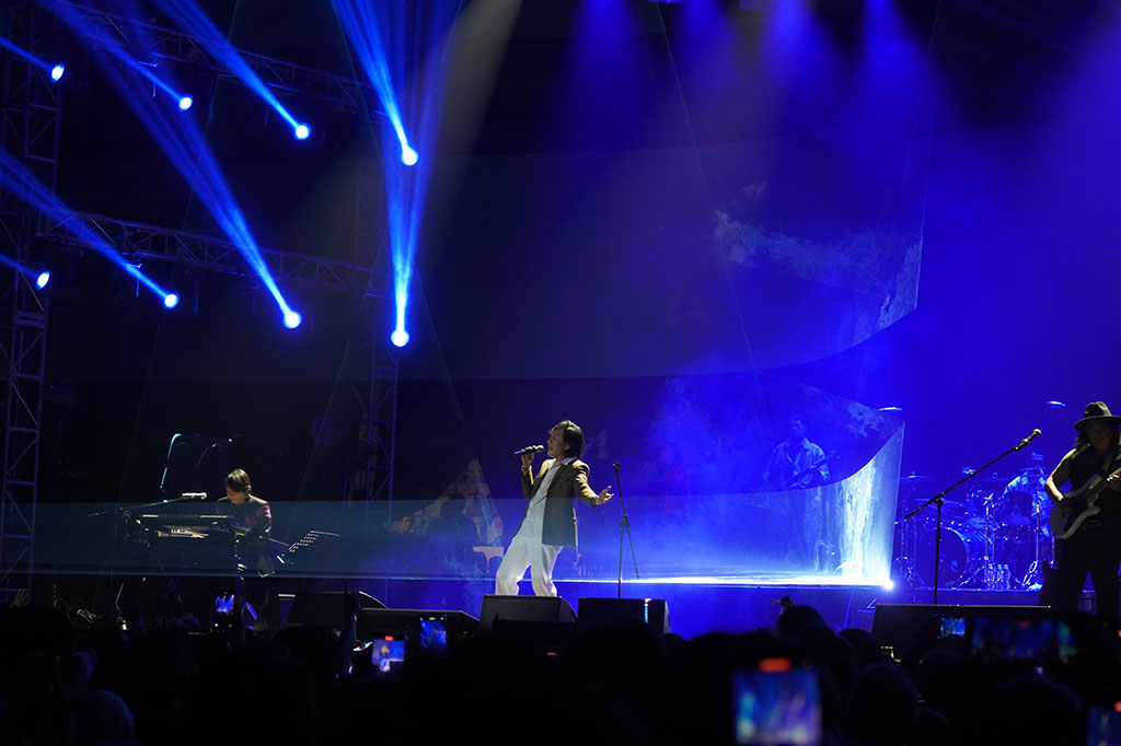 KLa Project tampil memukau saat menggelar konser bertajuk 'Aeternitas' di Istora Senayan Jakarta, Jumat, 25  Oktober 2024 malam. Konser yang dibuat sekaligus untuk memperingati usia KLa Project yang ke-36 tahun ini berhasil membawa para penonton kembali bernostalgia.