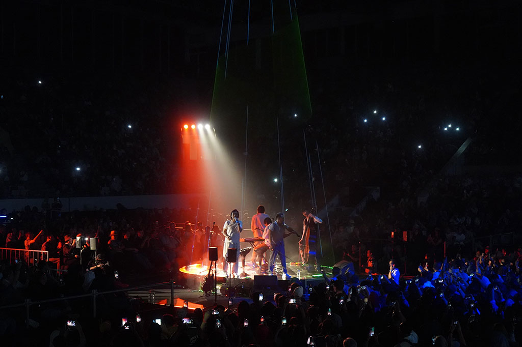 Suguhan konser yang dikemas dengan begitu berwarna membuat para penonton dibuat tak sadar dengan waktu yang telah menunjukkan pukul 23:30 WIB. 