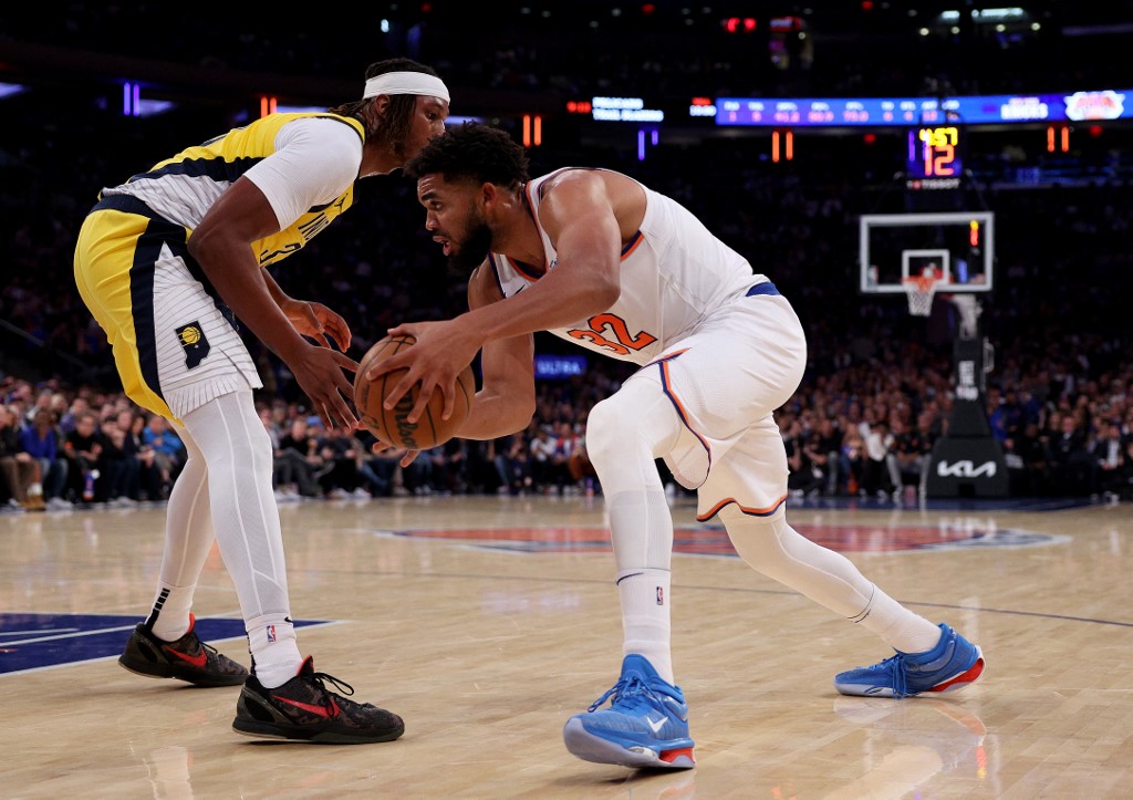 New York Knicks bangkit dari kekalahan besar di laga pembuka mereka dengan mengalahkan Indiana Pacers 123-98 pada pertandingan debut kandang bintang baru mereka, Karl-Anthony Towns (KAT), di Madison Square Garden (MSG) pada Sabtu, 26 Oktober 2024 WIB.