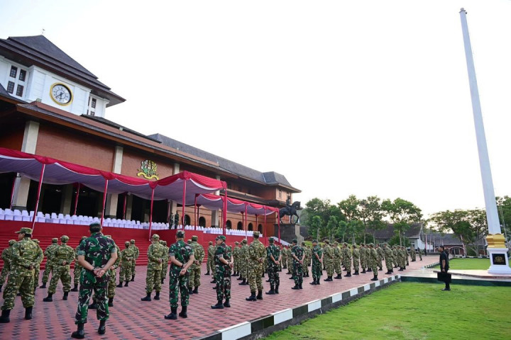 Kegiatan senam dimulai dengan sesi pemanasan yang dipimpin oleh instruktur dari Akademi Militer. Seluruh peserta, dari Presiden Prabowo hingga jajaran kabinet, mengikuti gerakan dengan penuh antusias, mencerminkan energi positif dan kebersamaan yang kuat.