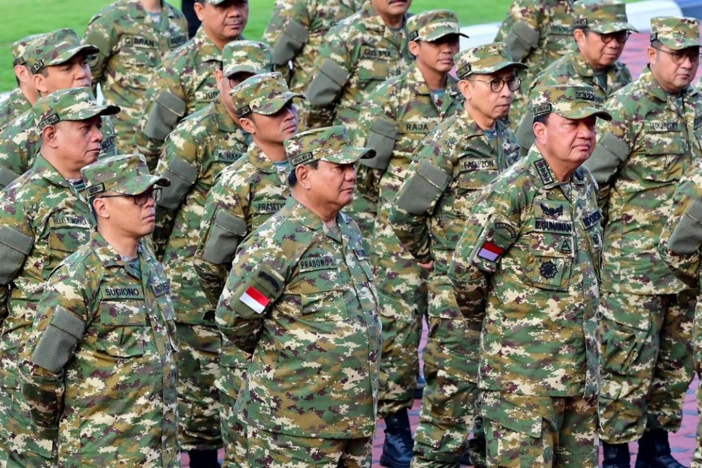 ?Mereka tampak mengenakan seragam loreng khas TNI, seragam yang sering dipakai oleh anggota Komponen Cadangan (Komcad), memberi kesan disiplin dan kekompakan.