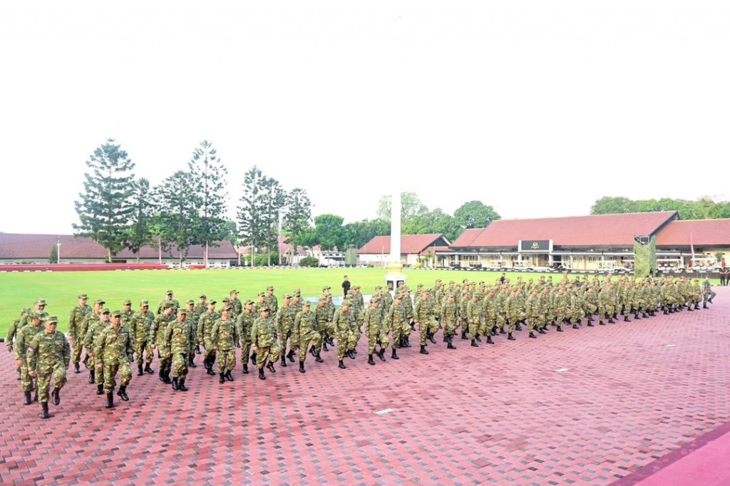 Usai senam, kegiatan dilanjutkan dengan latihan baris berbaris sebagai simbol disiplin dan ketahanan. Instruktur dari TNI terlihat memberikan arahan dengan teliti, sementara para menteri mengikuti gerakan baris berbaris dengan penuh semangat. 