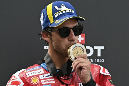 Bastianini menjadi yang tercepat di depan dua pemburu gelar juara dunia musim ini, Jorge Martin (Prima Pramac Racing) dan rekan satu timnya di tim pabrikan, Francesco Bagnaia, yang masing-masing finis di posisi dua dan tiga.