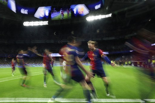 Barcelona kini memuncaki klasemen dengan 30 poin atau semakin jauh dari kejaran peringkat kedua Madrid yang kini terpaut enam poin di belakang.