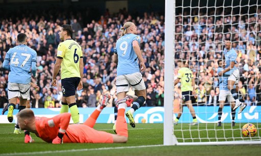 Gol cepat Erling Haaland mengantarkan Manchester City mengalahkan Southampton 1-0 di Stadion Etihad, Manchester, Sabtu, sekaligus menduduki puncak klasemen Liga Inggris.