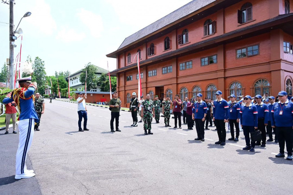 Menko Bidang Perekonomian Airlangga Hartarto, Menko Bidang Pangan Zulkifli Hasan, Menko Bidang Infrastruktur dan Pembangunan Kewilayahan Agus Harimurti Yudhoyono, serta Penasihat Khusus Presiden Bidang Politik dan Keamanan Wiranto kemudian memimpin barisan saat para anggota kabinet berjalan menuju bus masing-masing diiringi jajar kehormatan dan alunan marching band Canka Lokananta dari taruna Akmil. 