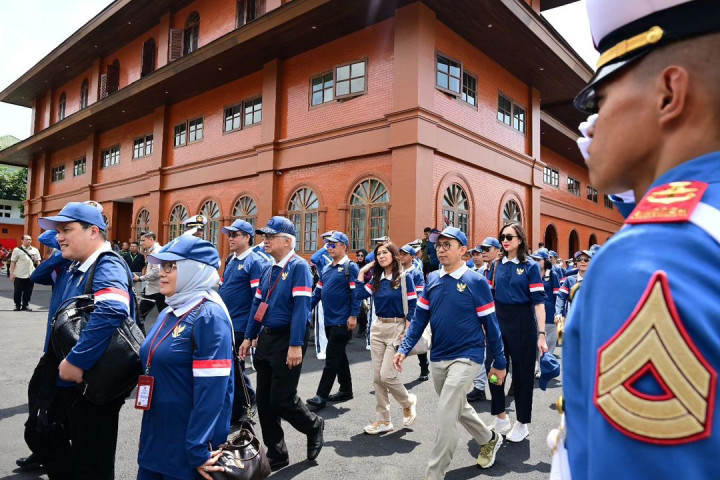 Di gerbang utama Akmil, masyarakat setempat turut berkumpul untuk melihat dan menyapa langsung para pemimpin bangsa.