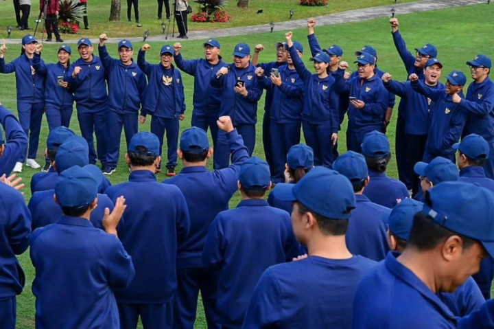 Setelah senam pagi, kegiatan dilanjutkan dengan olahraga mandiri seperti voli, futsal, lari, yoga, hingga pendakian ke Gunung Tidar. Usai berolahraga, seluruh jajaran Kabinet Merah Putih menikmati sarapan bersama, menikmati udara segar Magelang yang berbeda dari hiruk-pikuk Jakarta.