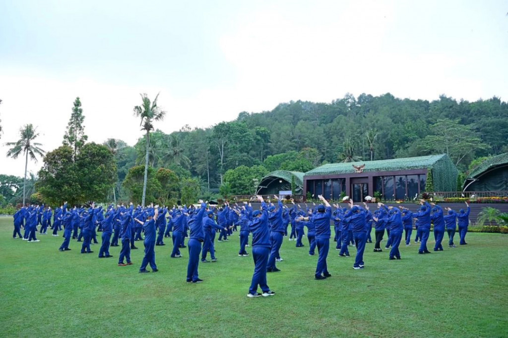 Pagi terakhir di Lembah Tidar dimulai dengan senam pagi bersama Presiden Prabowo Subianto yang tampak kompak mengenakan seragam training berwarna biru.