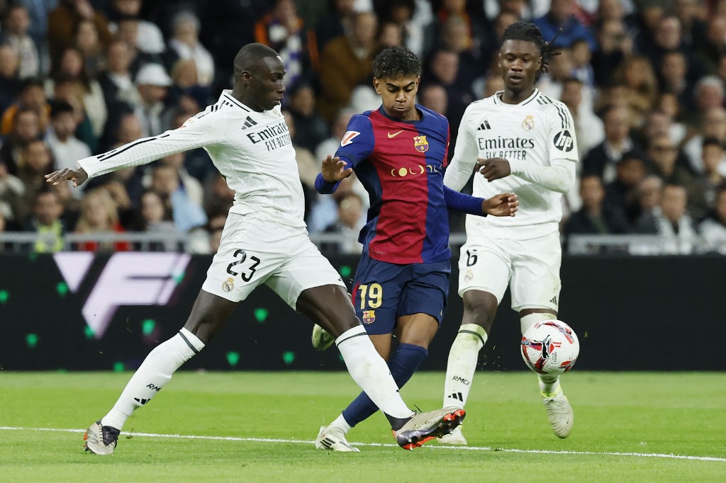 Penyerang sayap Barcelona Lamine Yamal menjadi pencetak gol termuda di laga El Clasico, yang mempertemukan Real Madrid dan Barcelona, sepanjang sejarah setelah melesakkan satu gol pada partai terkini kedua tim, Minggu, 27 Oktober 2024 dini hari WIB.