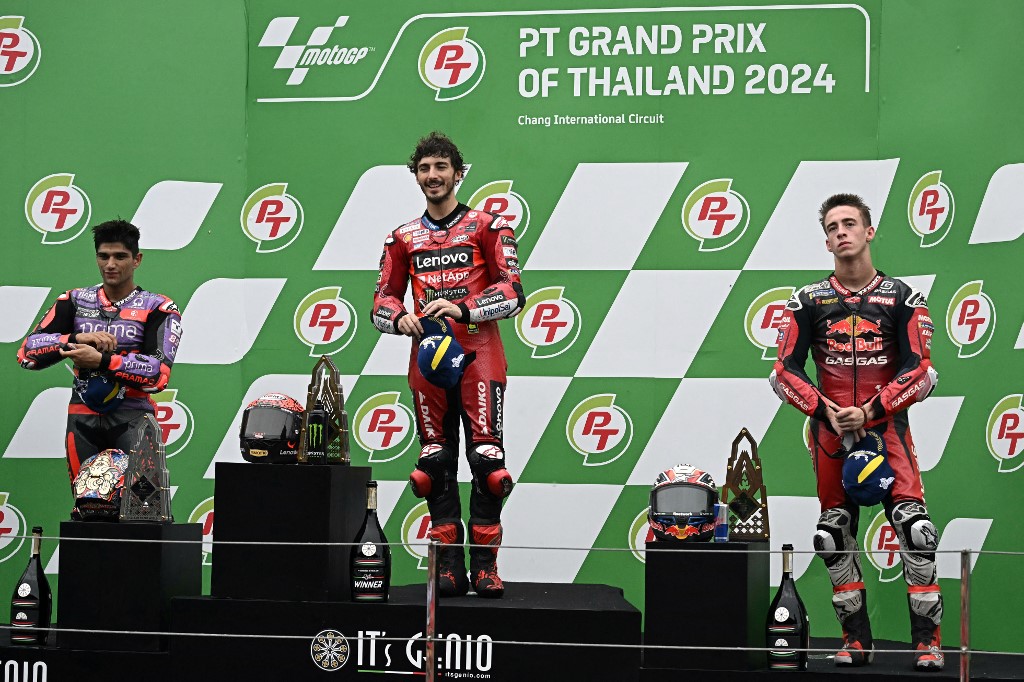 Pebalap Ducati Lenovo Team Francesco Bagnaia memenangi Grand Prix Thailand untuk memangkas jarak dengan pemuncak klasemen MotoGP Jorge Martin dari tim Prima Pramac Racing, pada Minggu, 27 Oktober  2024 ketika sang pebalap Spanyol finis di posisi kedua pada balapan di Sirkuit Chang International, Buriram, yang licin.