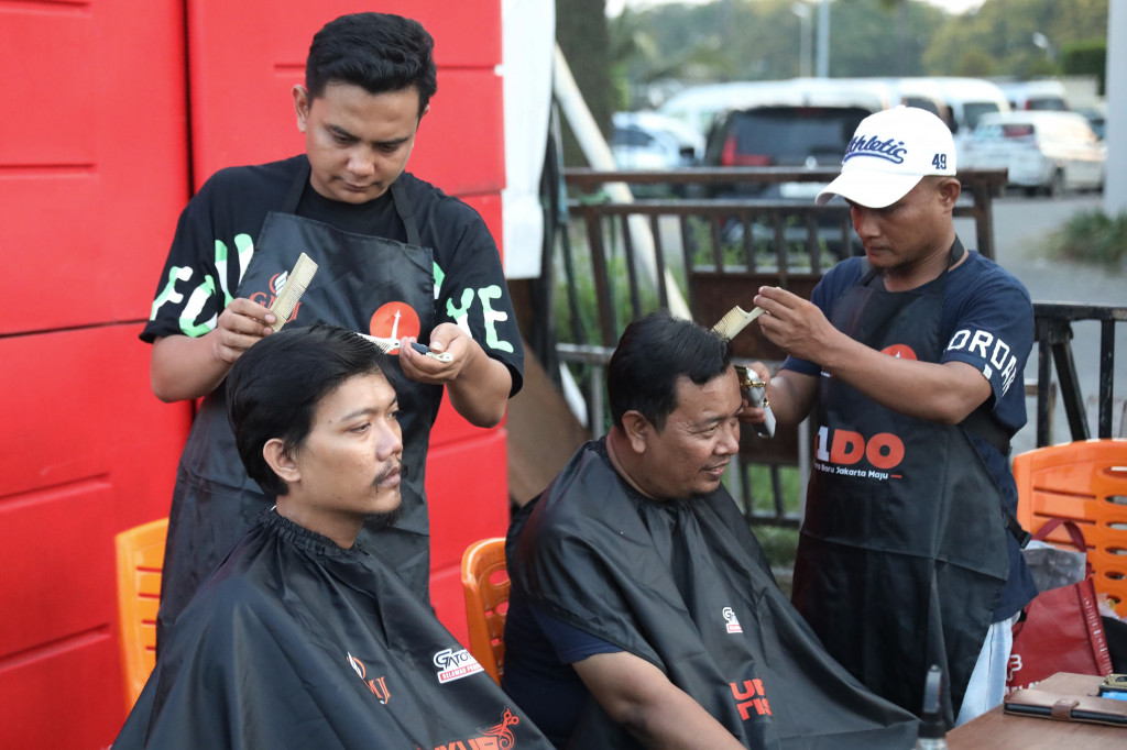 Tidak sedikit pendukung yang datang menyempatkan diri untuk dicukur gratis mirip Ridwan Kamil. Salah satunya Asep Iskandar.