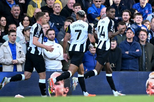 Namun Newcastle dapat menyamakan kedudukan pada menit ke-32 berkat umpan silang dari Lewis Hall dapat disambut Alexander Isak yang berhasil lolos dari jebakan offside sehingga skor kembali sama kuat 1-1.
