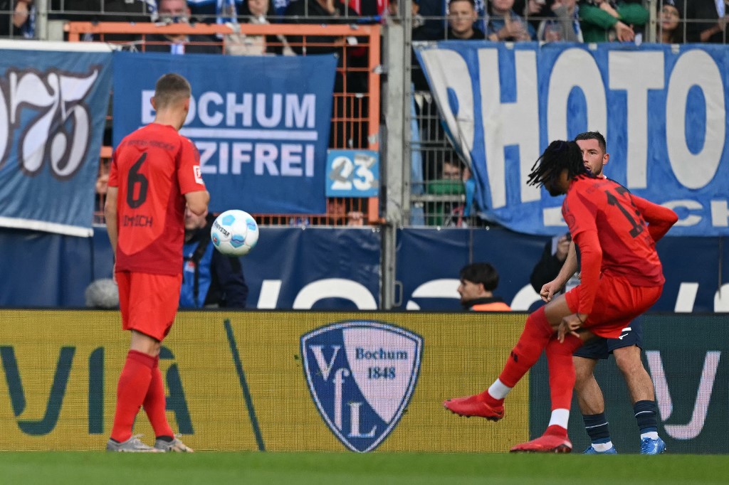 Bayern sukses mencuri keunggulan terlebih dahulu pada menit ke-16 setelah tendangan bebas Michael Olise dapat membobol gawang Bochum sehingga skor berubah menjadi 1-0. Kemudian pada menit ke-26 umpan tendangan bebas Joshua Kimmich dapat disambut oleh sundulan Jamal Musiala dan skor berubah menjadi 2-0.