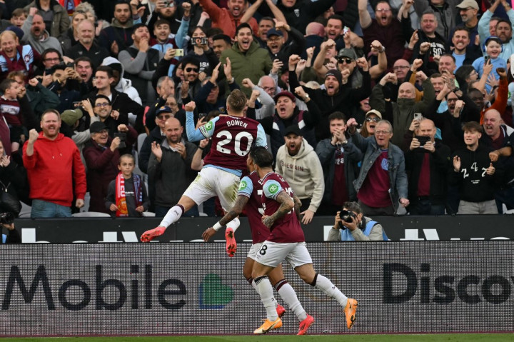 West Ham mendapatkan peluang untuk kembali unggul setelah diberikan hadiah tendangan penalti oleh wasit karena Matthijs de Ligt melanggar Danny Ings di kotak terlarang. Jarrod Bowen yang maju sebagai algojo sukses melaksanakan tugasnya dengan baik setelah tendangannya tak dapat dijangkau oleh Andre Onana sehingga skor berubah menjadi 2-1 untuk keunggulan West Ham pada menit 90+2.