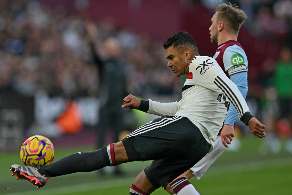 MU berupaya untuk menyamakan kedudukan dan membuahkan hasil pada menit ke-81 setelah umpan sundulan Joshua Zirkzee dapat dikonversikan menjadi gol oleh tandukkan Casemiro sehingga skor
kembali sama kuat 1-1.