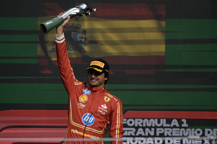 Membalap di pole position, Saibz sempat didahului Max Verstappen pada awal balapan, tapi mengambil kembali posisinya setelah Safety Car awal memastikan kemenangannya kedua dan keempat sepanjang kariernya.