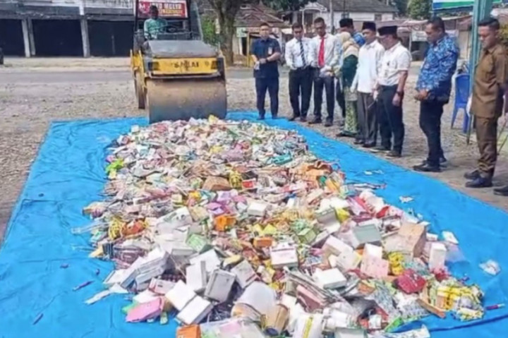 Pemusnahan 2.260 item produk obat, makanan dan minuman berlangsung di halaman kantor Balai Pengawas Obat dan Makanan (BPOM) Dharmasraya, Sawahlunto dan Sijunjung, Sumatra Barat, Senin, 28 Oktober 2024 pagi. Pemusnahan ini disaksikan Sekretaris Daerah Kabupaten Dharmasraya, Polres Dharmasraya, Kejaksaan Negeri Dharmasraya, Dinas Kesehatan Dharmasraya, dan lintas sektor lainnya.