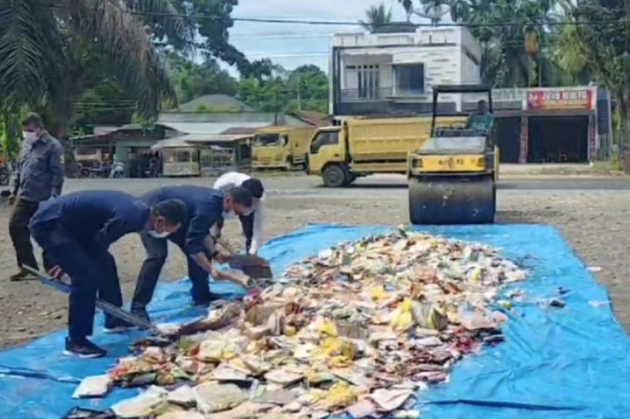 Kegiatan pemusnahan ini merupakan salah satu cara untuk memastikan agar obat dan makanan yang berbahaya tidak lagi beredar dan dikonsumsi masyarakat di wilayah Kabupaten Dharmasraya, Sijunjung dan Sawahlunto.
Obat, makanan dan minuman ini hasil pengawasan di Kabupaten Dharmasraya, Kabupaten Sijunjung, dan Kota Sawahlunto dari tahun 2018 hingga 2024. 