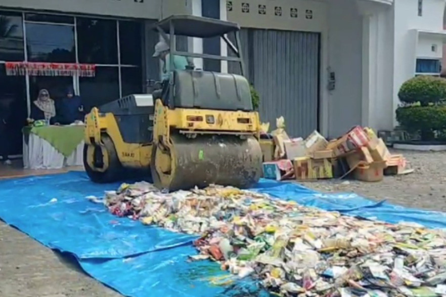 Produk yang dimusnahkan berupa obat, obat bahan alam, suplemen, kosmetik dan makanan yang tidak terjamin standar, keamanan, khasiat dan mutu.