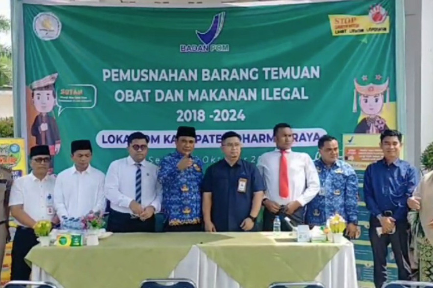 Balai Pengawas Obat dan Makanan (BPOM) Kabupaten Dharmasraya, Sumatra Barat memusnahkan ribuan produk obat dan makanan tidak layak komsumsi. Kepala Balai POM Dharmasraya, Putra Gusrianto, mengatakan, pemusnahan ini bagian edukasi kepada masyarakat terhadap makanan dan minuman tidak layak dikomsumsi.