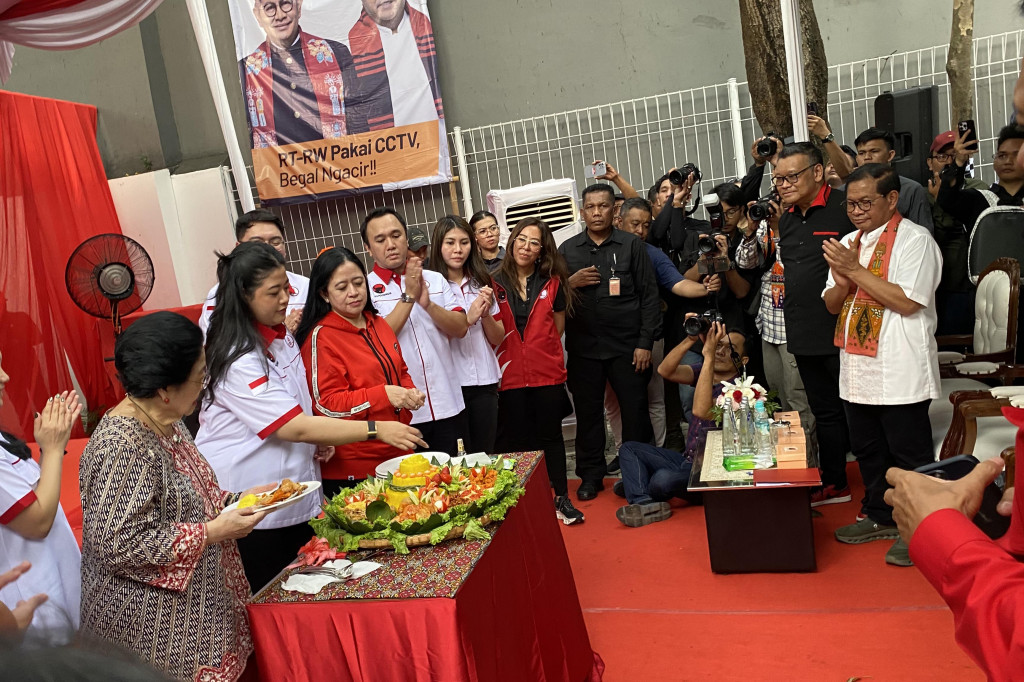 Ketua Umum Partai Demokrasi Indonesia Perjuangan (PDIP) Megawati memberikan Tumpeng pertama kepada Calon Gubernur (Cagub) Jakarta Pramono Anung. 