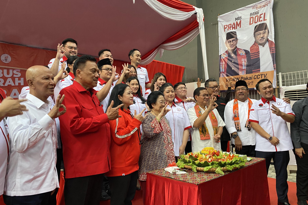 Momen ini terjadi dalam acara peresmian sekretariat Taruna Merah Putih PDIP, Senin, 28 Oktober 2024.