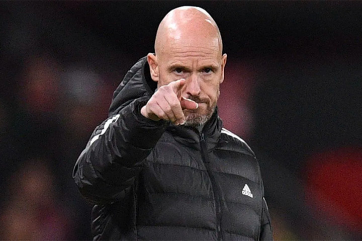 Pemecatan pelatih asal Belanda itu terjadi akibat performa buruk Manchester United musim ini. MU sekarang berada di peringkat 14 klasemen sementara Liga Premier Inggris dan terpaut tujuh poin dari posisi kualifikasi Liga Champions.