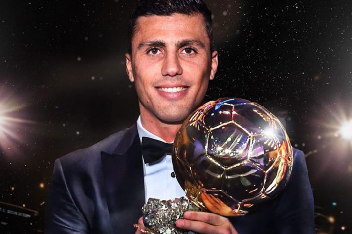 Rodri mengukir sejarah sebagai pemain Manchester City pertama yang memenangi penghargaan prestisius ini, sekaligus pemain Spanyol pertama sejak terakhir diraih Luis Suarez pada 1960.