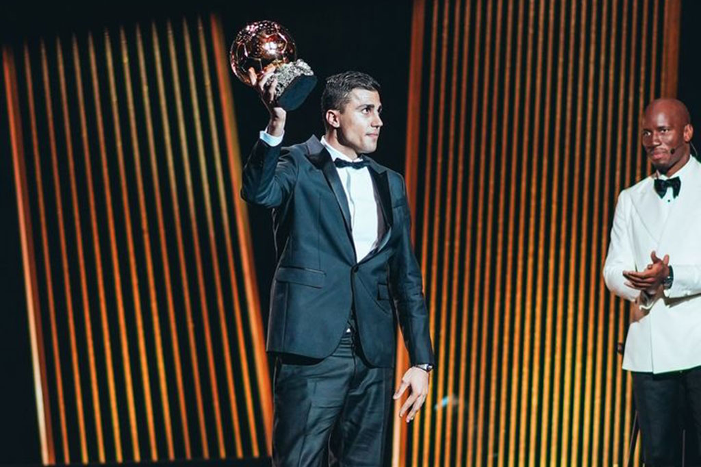 Gelandang Manchester City dan Timnas Spanyol Rodri resmi dinobatkan sebagai pemain terbaik setelah memenangi trofi Ballon d'Or 2024. Legenda sepakbola Afrika George Weah menyerahkan penghargaan ini kepada Rodri.