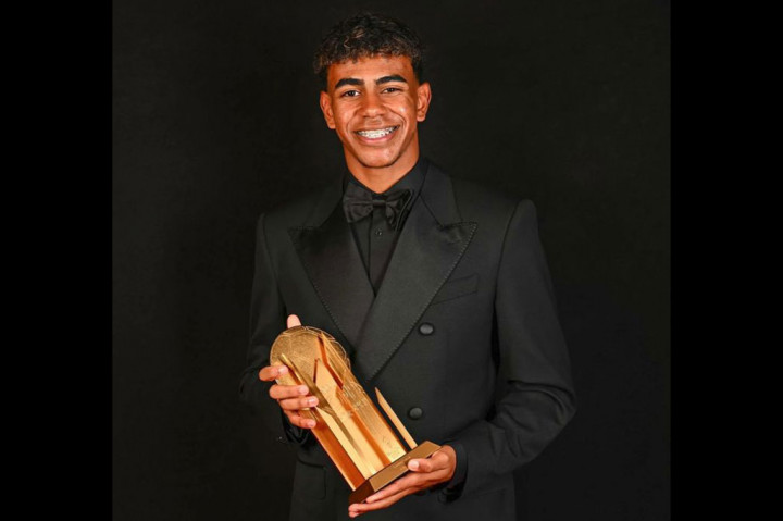 Lamine Yamal dinobatkan sebagai pemain muda terbaik setelah menerima Kopa Trophy 2024, saat digelarnya penghargaan Ballon d'Or 2024 di Theatre du Chatelete, Paris, Selasa, 29 Oktober 2024 dini hari WIB.