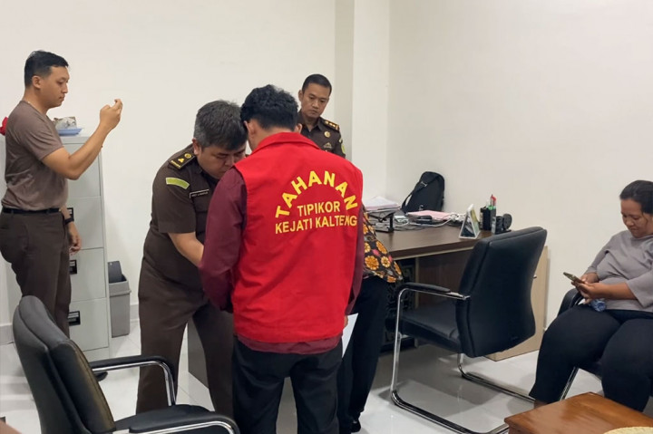 Setelah dilakukan pemeriksaan selama 6 jam, tiga tersangka kasus dugaan korupsi Badan Pengawas Pemilu (Bawaslu) Seruyan resmi ditahan oleh Kejaksaan Tinggi Kalimantan Tengah.