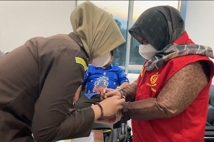 Ketiga tersangka diduga telah melakukan tindak pidana korupsi dana hibah Bawaslu Seruyan tahun anggaran 2024, hingga merugikan negara sampai dengan Rp2 miliar lebih.