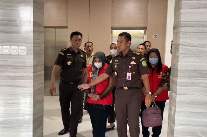 Ketiga tersangka ini merupakan pegawai Bawaslu Seruyan. Masing-masing tersangka berinisial HI selaku pejabat pembuat komitmen (ppk), tersangka inisial IWI selaku bendahara pengeluaran pembantu, dan SKH selaku staf operator keuangan Bawaslu Seruyan.