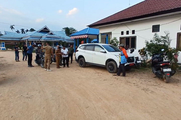 Mobil dinas camat Baito Konawe Selatan yang kerap ditumpangi guru honorer Supriyani selama menjalani proses hukum, diduga ditembak orang tak dikenal usai sidang pembacaan eksepsi.